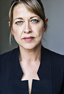 How tall is Nicola Walker?